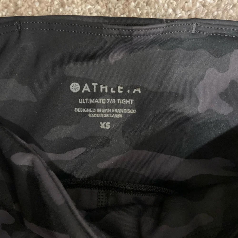 Athleta camo 7/8 leggings , great condition - Picture 2 of 3